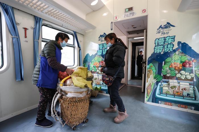 貴州山區“慢火車”進入元宵時間